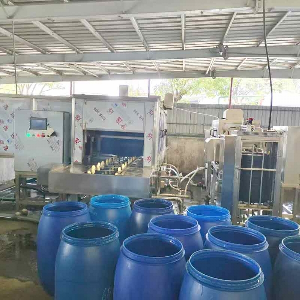 廣東德美精細(xì)化工集團(tuán)股份有限公司隧道式洗桶機(jī)，桶蓋清洗機(jī)使用現(xiàn)場(chǎng)
